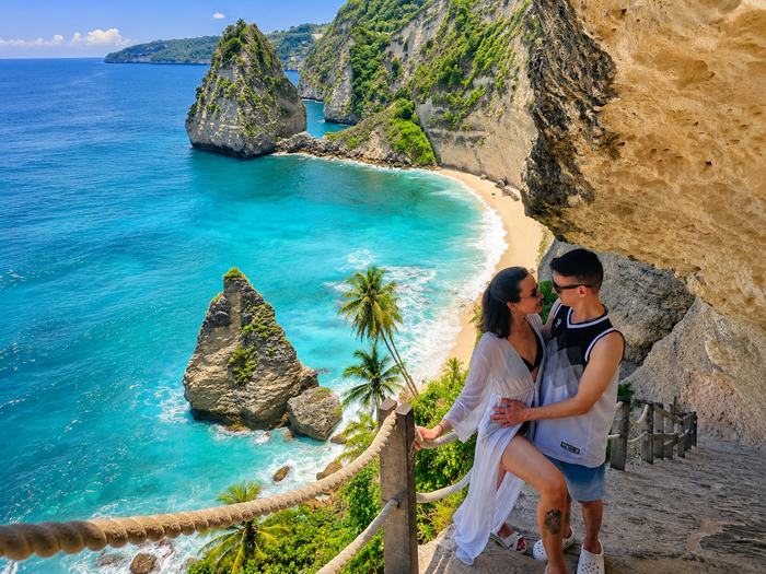 Couple at the Diamond Beach viewpoint, Nusa Penida
