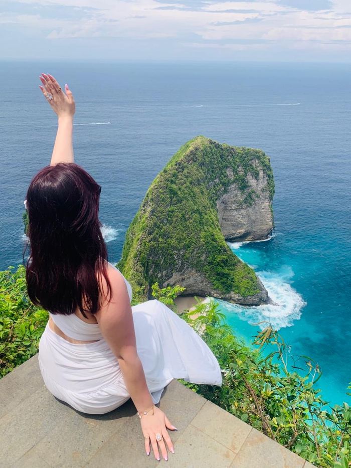 Traveler admiring the view at Kelingking Beach, Nusa Penida