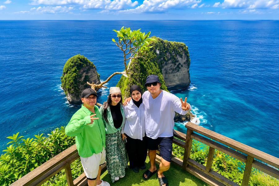 Small group of friends at the Thousand Islands viewpoint on a Nusa Penida tour