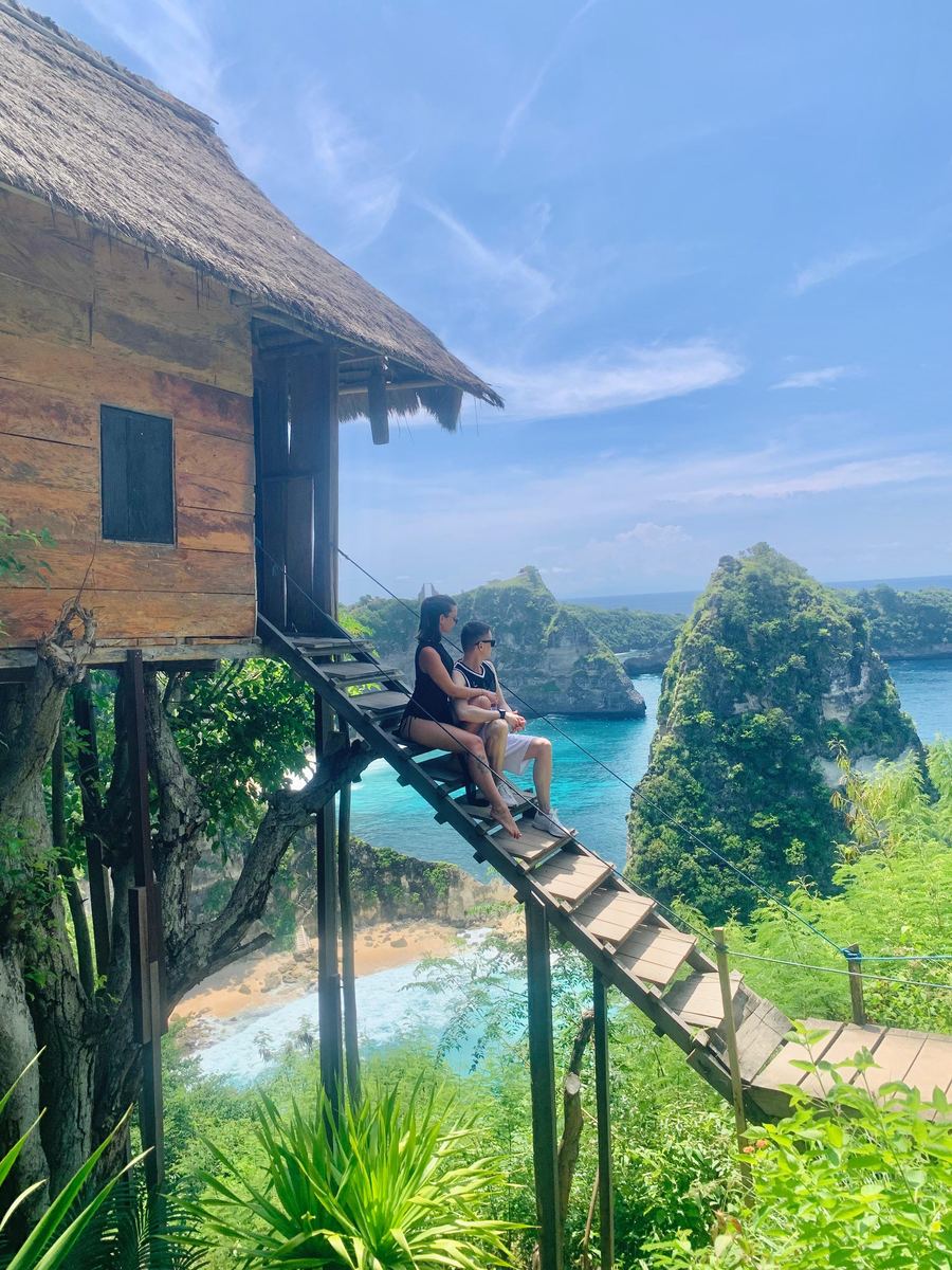 Tree House viewpoint overlooking Diamond Beach on the East Nusa Penida island tour